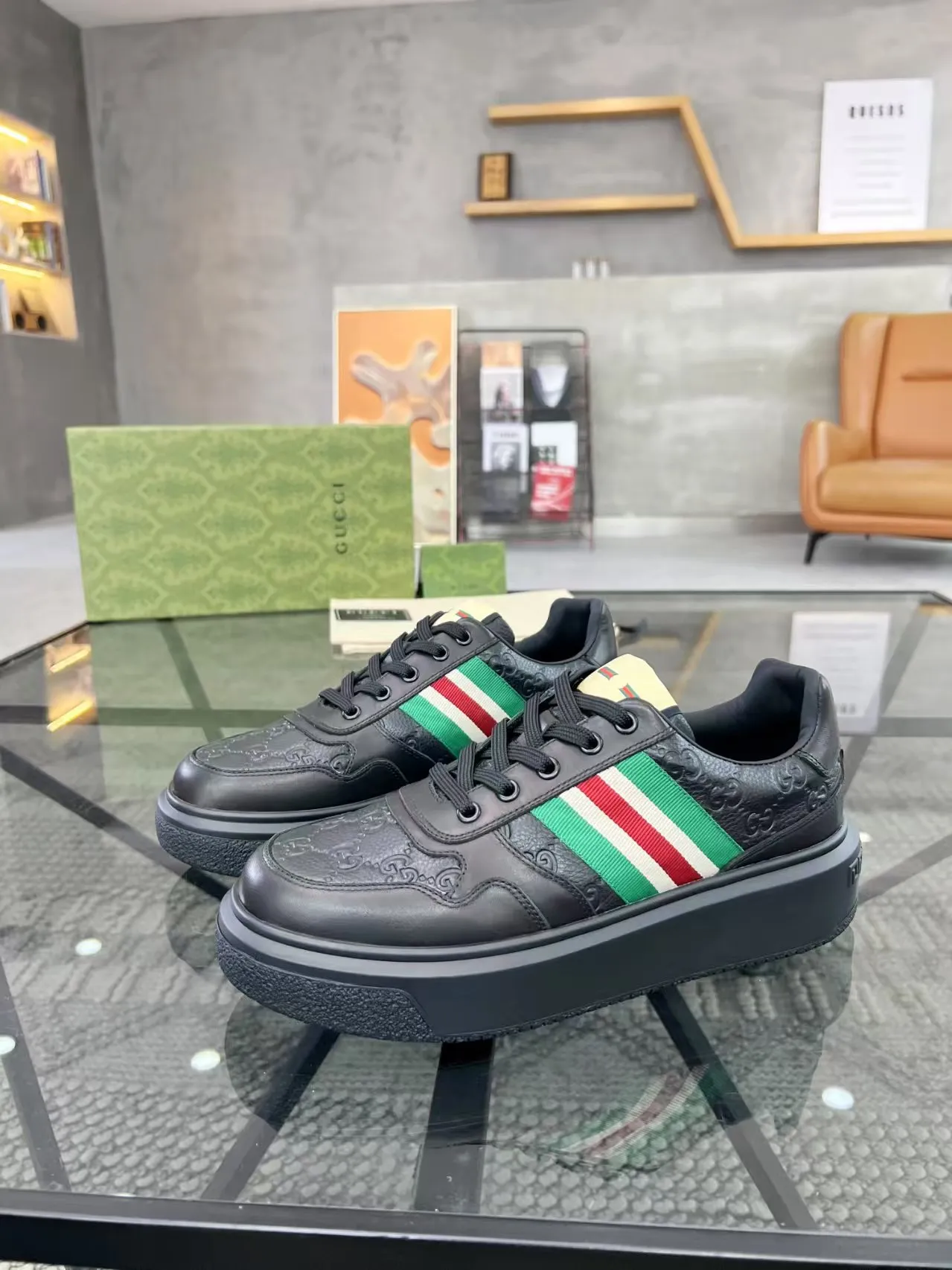 Factory price: 460💰Gucci’s new men’s shoes GUCCI] latest shoes shipped. Original quality, fashionable, made of special materials, sheepskin lining, brand new packaging. The foot feels super comfortable and the workmanship is impeccable. Size: 38-44, customized 45